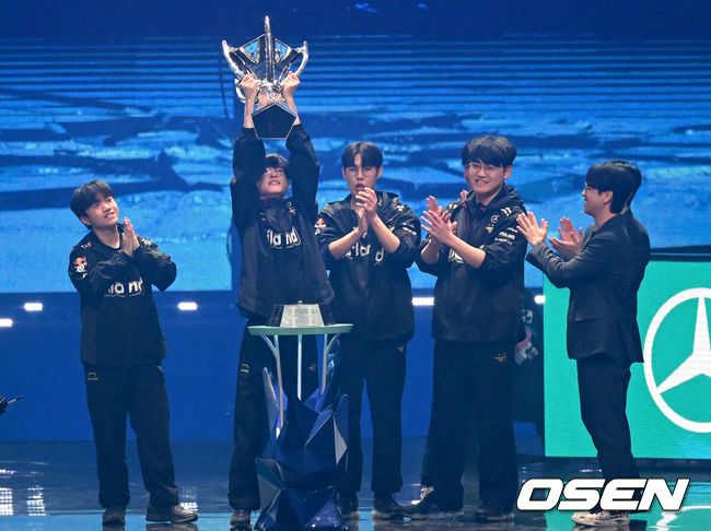 [OSEN=김성락 기자] T1은 19일 오후 서울 고척 스카이돔에서 벌어진 ‘2023 롤드컵’ 결승전 LPL 4번 시드 웨이보와 경기에서 ‘제우스’ 최우제의 특급 탑 캐리와 ‘오너’ 문현준의 영리한 기지, ‘페이커’ 이상혁의 환상 조율이 고르게 어우러지면서 3-0 완승을 거뒀다. 시리즈 내내 압도적인 탑 차이를 이끌어낸 ‘제우스’ 최우제가 결승 MVP에 선정됐다.우승이 확정된 순간 T1 페이커(이상혁)가 세리머니를 하고 있다. 2023.11.19 / ksl0919@osen.co.kr