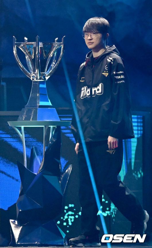 [OSEN=김성락 기자] 19일 오후 서울 구로구 고척스카이돔에서  '2023 LoL 월드 챔피언십' 결승전 T1과 웨이보의 경기가 열렸다. 경기 시작에 앞서 T1 페이커가 관중에게 인사하고 있다. 2023.11.19 / ksl0919@osen.co.kr