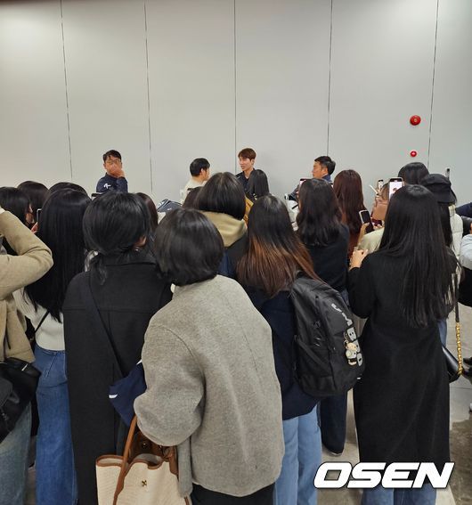 [OSEN=김포공항, 이후광 기자] APBC 대표팀을 보기 위해 김포공항을 찾은 야구팬들 / backlight@osen.co.kr