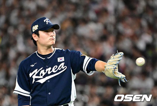 [OSEN=도쿄, 지형준 기자] 류중일 감독이 이끄는 한국야구대표팀이 19일 오후 일본 도쿄돔에서 2023 아시아프로야구챔피언십(APBC) 일본과 결승전을 가졌다.2회말 대한민국 곽빈이 2사 만루 위기를 허용하며 아쉬워하고 있다. 2023.11.18 / jpnews.osen.co.kr