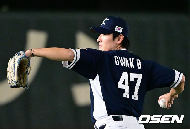 [OSEN=도쿄, 지형준 기자] 류중일 감독이 이끄는 한국야구대표팀이 19일 오후 일본 도쿄돔에서 2023 아시아프로야구챔피언십(APBC) 일본과 결승전을 가졌다.대한민국 곽빈이 경기를 준비하고 있다. 2023.11.18 / jpnews.osen.co.kr