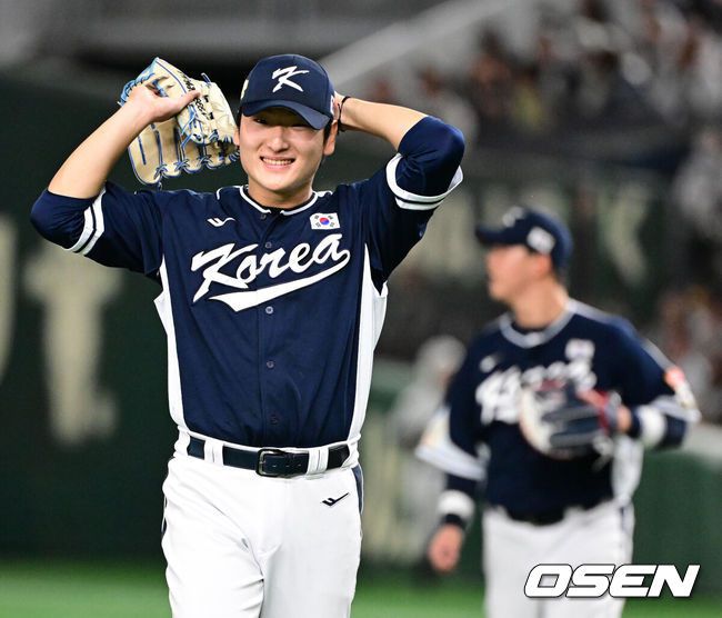 [OSEN=도쿄, 지형준 기자] 류중일 감독이 이끄는 한국야구대표팀이 19일 오후 일본 도쿄돔에서 2023 아시아프로야구챔피언십(APBC) 일본과 결승전을 가졌다.5회말 수비를 마친 대한민국 곽빈이 미소짓고 있다. 2023.11.19 / jpnews.osen.co.kr