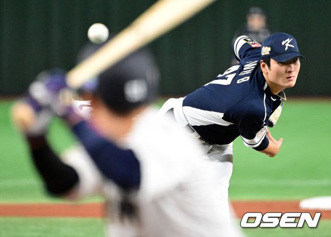 [OSEN=도쿄, 지형준 기자] 류중일 감독이 이끄는 한국야구대표팀이 19일 오후 일본 도쿄돔에서 2023 아시아프로야구챔피언십(APBC) 일본과 결승전을 가졌다.1회말 1사에서 대한민국 곽빈이 일본 고조노를 상대하고 있다. 2023.11.18 / jpnews.osen.co.kr