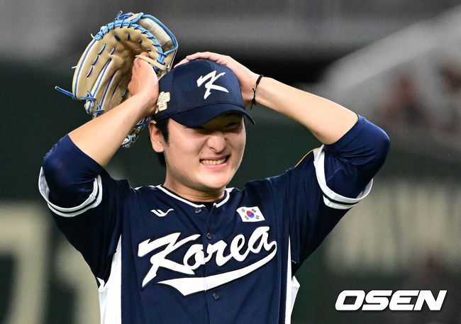 [OSEN=도쿄, 지형준 기자] 류중일 감독이 이끄는 한국야구대표팀이 19일 오후 일본 도쿄돔에서 2023 아시아프로야구챔피언십(APBC) 일본과 결승전을 가졌다.5회말 수비를 마친 대한민국 곽빈이 미소짓고 있다. 2023.11.19 / jpnews.osen.co.kr