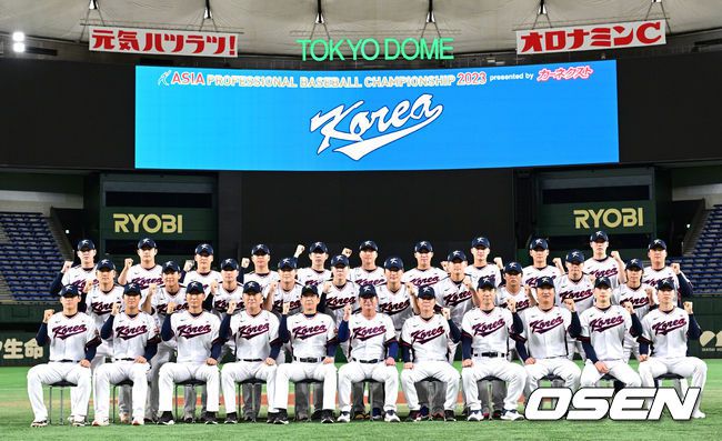 [OSEN=도쿄, 지형준 기자]대표팀이 훈련에 앞서 포토타임을 하고 있다.2023.11.15 /