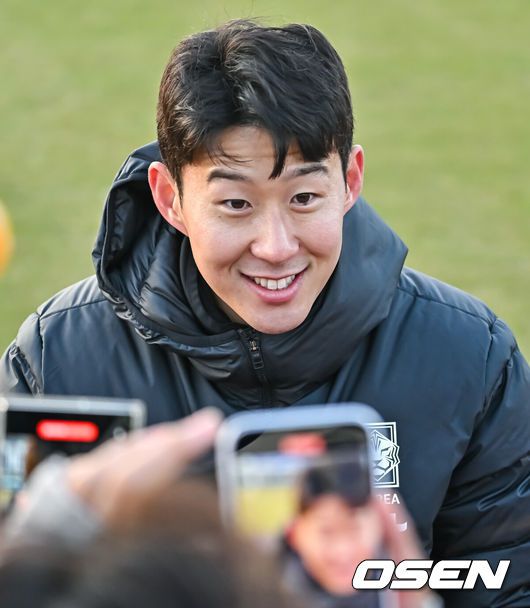 [OSEN=박준형 기자] 클린스만 감독이 이끄는 한국 축구대표팀이 18일 오후 서울 양천구 목동운동장에서 팬오픈트레이닝을 갖고 팬들과 만났다.2026 FIFA 북중미 월드컵 아시아지역 2차 예선 1차전’에서싱가포르를 5-0으로 크게 이긴 축구대표팀은 내일(19일) 오전 인천공항을 통해 중국과의 2차예선을 위해 중국 심천으로 출국한다.손흥민이 사인을 해주며 인사하고 있다.  2023.11.18 / soul1014@osen.co.kr