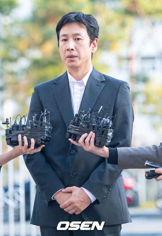 [OSEN=인천, 이대선 기자] 마약류 관리에 관한 법률상 마약 혐의를 받는 가수 지드래곤(35·본명 권지용)이 6일 인천 논현경찰서에서 조사를 마치고 이동하고 있다.경찰서를 나서는 지드래곤이 취재진 질문에 답을 하고 있다. 2023.11.06 /sunday@osen.co.kr