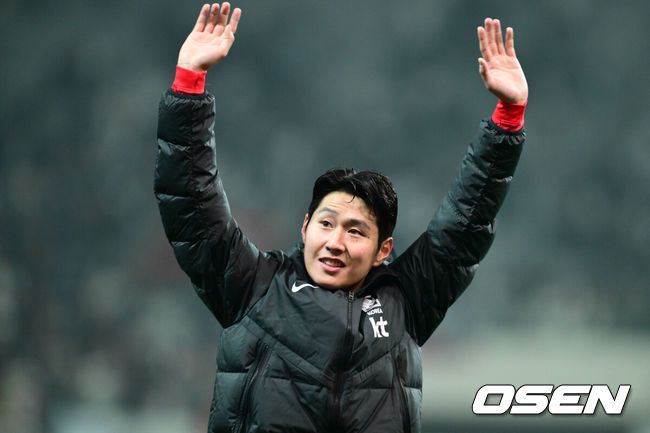 [OSEN=서울월드컵경기장, 조은정 기자]'닥공 축구'가 통했다. 한국이 싱가포르의 두 줄 수비를 깨부수고 6만여 홈팬들 앞에서 골 폭죽을 터트렸다.위르겐 클린스만 감독이 이끄는 한국 축구대표팀은 16일 오후 8시 서울월드컵경기장에서 열린 2026 국제축구연맹(FIFA) 북중미 월드컵 아시아지역 2차 예선 1차전에서싱가포르를 5-0으로 대파했다.경기 종료 후 한국 이강인이 관중들에게 인사를 하고 있다. 2023.11.16 /cej@osen.co.kr