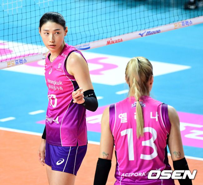 [OSEN=인천, 최규한 기자] 25일 오후 인천 삼산월드체육관에서 ‘도드람 2023-2024 V리그’ 여자부 흥국생명과 한국도로공사의 경기가 열렸다.1세트, 흥국생명 김연경이 팀 서브를 앞두고 동료들과 사인을 주고받고 있다. 2023.11.25 / dreamer@osen.co.kr