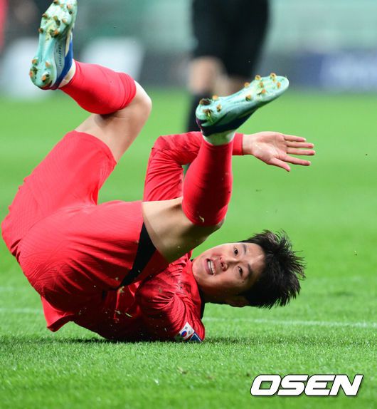 [OSEN=서울월드컵경기장, 조은정 기자]'닥공 축구'가 통했다. 한국이 싱가포르의 두 줄 수비를 깨부수고 6만여 홈팬들 앞에서 골 폭죽을 터트렸다.위르겐 클린스만 감독이 이끄는 한국 축구대표팀은 16일 오후 8시 서울월드컵경기장에서 열린 2026 국제축구연맹(FIFA) 북중미 월드컵 아시아지역 2차 예선 1차전에서싱가포르를 5-0으로 대파했다.후반 한국 이강인이 싱가포르 수비에 넘어지고 있다. 2023.11.16 /cej@osen.co.kr