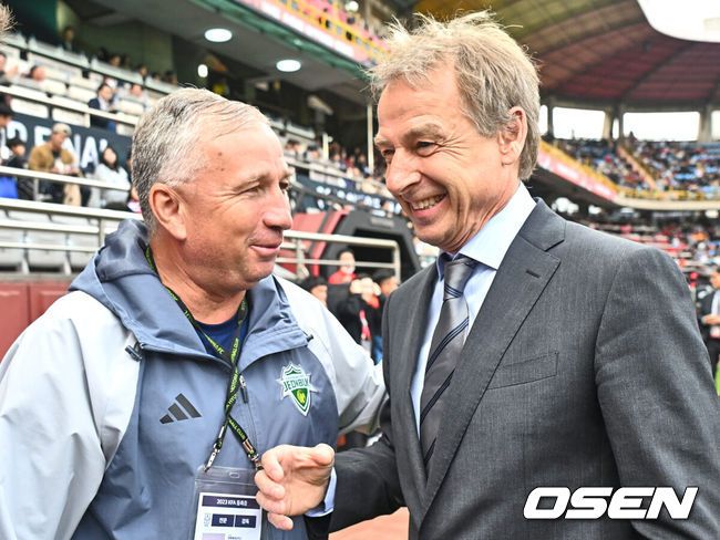 [OSEN=포항, 이석우 기자] 4일 포항 스틸야드에서 2023 하나원큐 FA컵 결승전 포항 스틸러스와 전북 현대의 경기가 열렸다.  클린스만 국가대표 감독이 포항 스틸야드를 찾아 전북 현대 단 페트레스쿠 감독과 인사를 하고 있다. 2023.11.04 / foto0307@osen.co.kr