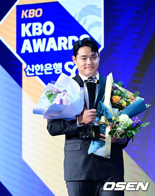 [OSEN=지형준 기자]한화 문동주가 KBO 신인상을 수상하고 있다. 2023.11.27 / jpnews.osen.co.kr