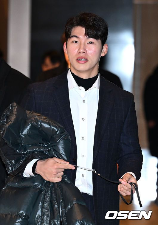 [OSEN=이대선 기자] 1일 한국프로야구선수협회 총회가 서울 용산구 그랜드 하얏트 서울에서 열렸다.김혜성이 회의장으로 이동하고 있다. 2023.12.01 /sunday@osen.co.kr