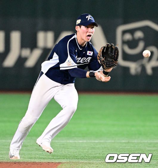 [OSEN=도쿄, 지형준 기자] 류중일 감독이 이끄는 2023 아시아 프로야구 챔피언십(APBC) 대표팀이 17일 오후 일본 도쿄돔에서 일본과 경기를 가졌다.2회말 1사에서 대한민국 김혜성이 일본 가도와키를 땅볼로 처리하고 있다. 2023.11.17 / jpnews.osen.co.kr