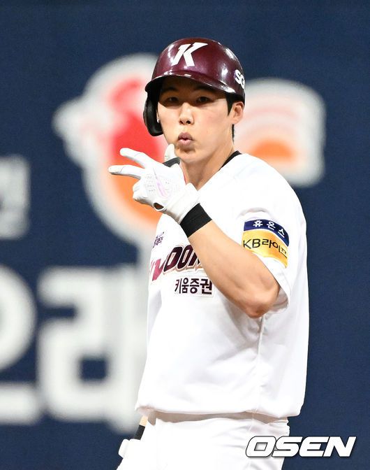 [OSEN=고척, 이대선 기자] 4일 오후 서울 고척스카이돔에서 ‘2023 신한은행 SOL KBO리그’ 키움 히어로즈와 NC 다이노스의 경기가 열렸다.5회초 2사 2루에서 키움 김혜성이 우중간 적시 2루타를 치고 세리머니를 하고 있다. 김혜성은 이 안타로 4시즌 연속 100안타를 기록했다. 2023.07.04 /sunday@osen.co.kr