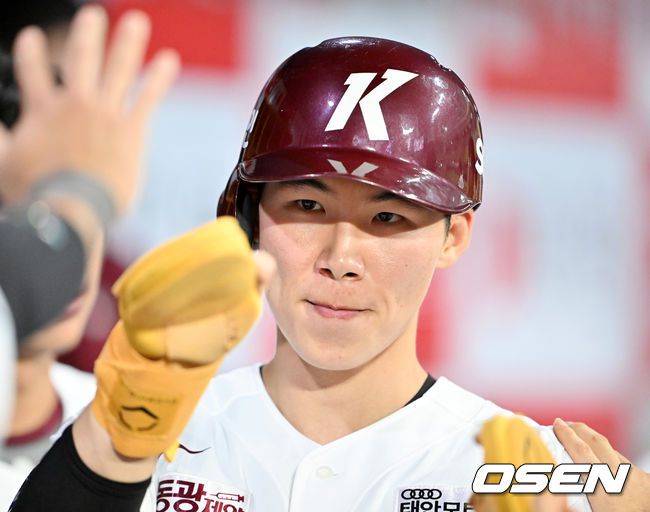 [OSEN=고척, 민경훈 기자]4회말 1사 주자 1,2루 키움 임지열의 좌익수 왼쪽 동점 1타점 적시 2루타때 홈을 밟은 김혜성이 덕아웃에서 동료들과 하이파이브를 하고 있다. 2023.07.11 /