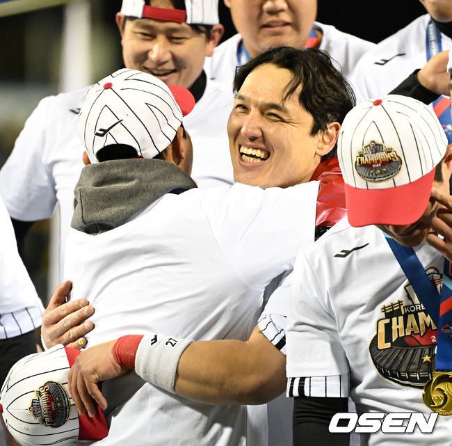 [OSEN=잠실, 이대선 기자] LG 트윈스가 29년 만에 한국시리즈 우승을 차지했다.LG는 13일 서울 잠실구장에서 열린 2023 KBO리그 한국시리즈(7전 4선승제) 5차전 KT와 경기에서 6-2로 승리했다. 이로써 LG는 1차전을 패한 후 4연승을 거두며 한국시리즈 우승을 차지했다.10월초 정규시즌 우승을일찌감치 확정지은 LG는 정규시즌이 끝나고 한국시리즈까지3주 가량 훈련을 하며 준비했다. 플레이오프에서 2연패 후 3연승 리버스 스윕,마법같은 여정으로 한국시리즈에 올라온 KT를 투타에서 압도하며 4승 1패로 승리했다.1994년 우승 이후 무려 29년 만에 숙원인 한국시리즈 우승 한풀이에 성공했다. 염경엽 감독은 넥센, SK 사령탑 시절 이루지 못한 '우승 감독'이 됐다.경기 종료 후 LG 박동원이 염경엽 감독과 우승의 기쁨을 나누고 있다. 2023.11.13 /