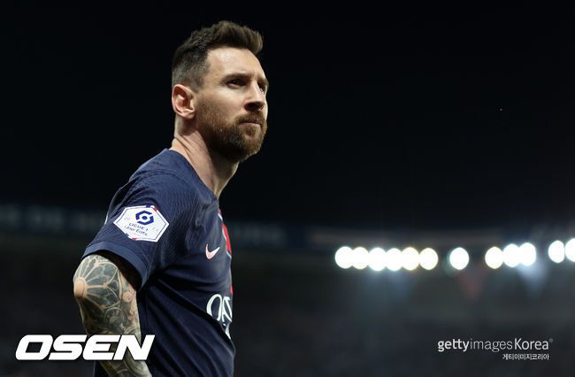 [사진] 이강인을 축하하는 킬리안 음바페.