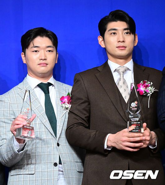 [OSEN=최규한 기자] 8일 오전 서울 청담동 리베라호텔에서 ‘2022 뉴트리디데이 일구상 시상식’이 열렸다.최고 타자상 키움 이정후(오른쪽)와 최고 투수상 LG 고우석이 트로피를 들고 포즈를 취하고 있다. 2022.12.08 /