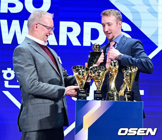 [OSEN=지형준 기자] 27일 오후 서울 중구 소공동 웨스틴조선호텔 그랜드볼룸에서 ‘2023 신한은행 SOL KBO 시상식’이 열렸다. MVP를 수상한 NC 페디가 아버지와 트로피를 바라보며 기뻐하고 있다. 2023.11.27 / jpnews@osen.co.kr