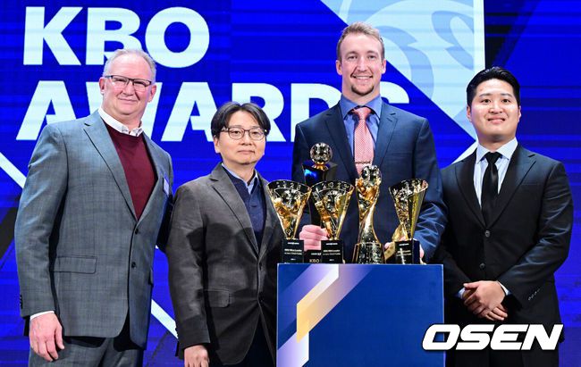 [OSEN=지형준 기자] 27일 오후 서울 중구 소공동 웨스틴조선호텔 그랜드볼룸에서 ‘2023 신한은행 SOL KBO 시상식’이 열렸다. MVP를 수상한 NC 페디가 아버지 스캇 페디, 임선남 단장, 한동희 통역과 기념 촬영을 하고 있다. 2023.11.27 / jpnews@osen.co.kr