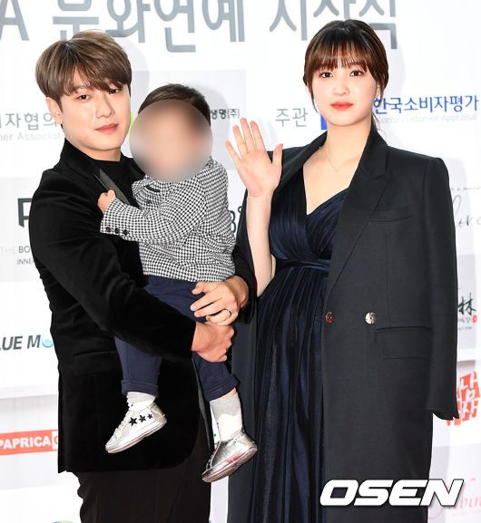 [OSEN=민경훈 기자] 15일 오후 서울 중구 동대문디자인플라자에서 '2020 S/S 서울패션위크 -카루소(CARUSO) 쇼 포토월행사가 진행됐다.라이머-안현모 부부가 입장하며 포즈를 취하고 있다./ rumi@osen.co.kr