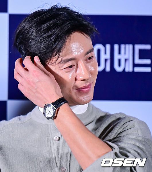 [OSEN=지형준 기자] 6일 오후 서울 CGV 용산아이파크몰에서 영화 '언더 유어 베드' 언론시사회가 열렸다.'언더 유어 베드’는 대학 시절 첫사랑을 우연히 만나 그 곁을 맴돌며 선을 넘어버린 한 남자의 하드보일드 멜로.배우 이지훈이 간담회를 하고 있다. 2023.12.06 / jpnews.osen.co.kr