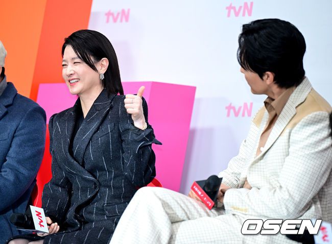 [OSEN=최규한 기자] 6일 오전 서울 신도림 라마다 호텔에서 tvN 드라마 '마에스트라' 제작발표회가 열렸다.'마에스트라'는 전 세계 단 5%뿐인 여성 지휘자 마에스트라 천재 혹은 전설이라 불리는 차세음(이영애 분)이 자신의 비밀을 감춘 채 오케스트라를 둘러싼 사건의 진실을 찾아가는 미스터리 드라마다.배우 이영애와 이무생이 취재진의 질문에 답하고 있다. 2023.12.06 / dreamer@osen.co.kr