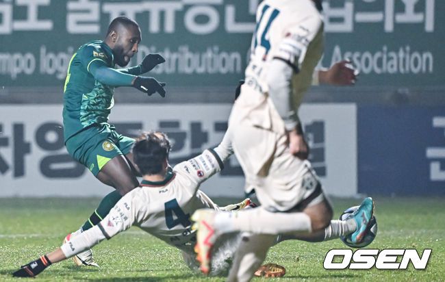 [OSEN=김포, 박준형 기자]전반 김포FC 루이스가 강원 서민우의 태클에 걸려 슛찬스를 놓치고 있다.  2023.12.06 / soul1014@osen.co.kr