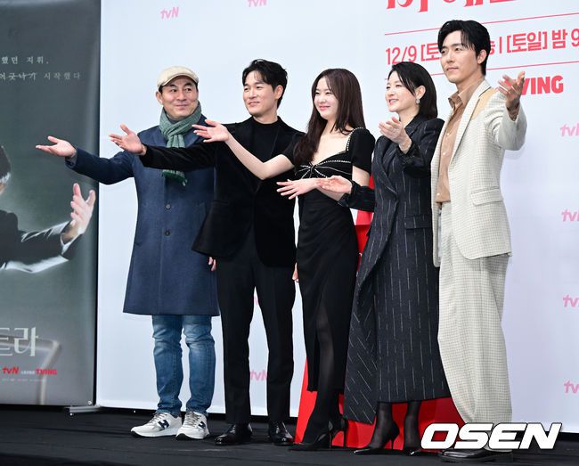 [OSEN=최규한 기자] 6일 오전 서울 신도림 라마다 호텔에서 tvN 드라마 '마에스트라' 제작발표회가 열렸다.'마에스트라'는 전 세계 단 5%뿐인 여성 지휘자 마에스트라 천재 혹은 전설이라 불리는 차세음(이영애 분)이 자신의 비밀을 감춘 채 오케스트라를 둘러싼 사건의 진실을 찾아가는 미스터리 드라마다.배우 김정권 감독, 김영재, 황보름별, 이영애, 이무생(왼쪽부터)가 포토타임을 하고 있다. 2023.12.06 / dreamer@osen.co.kr