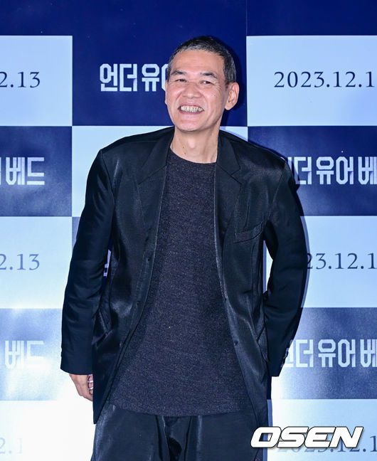 [OSEN=지형준 기자] 6일 오후 서울 CGV 용산아이파크몰에서 영화 '언더 유어 베드' 언론시사회가 열렸다.'언더 유어 베드’는 대학 시절 첫사랑을 우연히 만나 그 곁을 맴돌며 선을 넘어버린 한 남자의 하드보일드 멜로.사토 감독이 포토타임을 하고 있다. 2023.12.06 / jpnews.osen.co.kr
