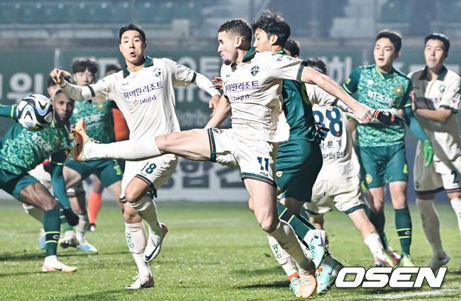 [OSEN=김포, 박준형 기자]전반 강원 갈레고가 공을 걷어내고 있다.  2023.12.06 / soul1014@osen.co.kr