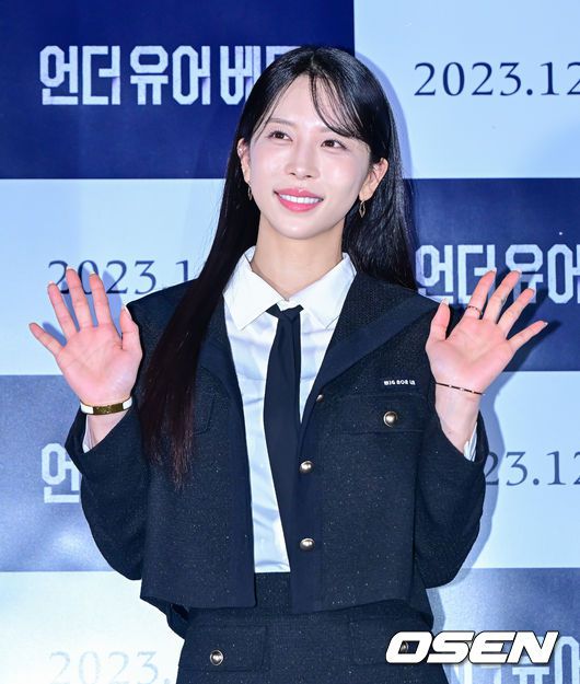 [OSEN=지형준 기자] 6일 오후 서울 CGV 용산아이파크몰에서 영화 '언더 유어 베드' 언론시사회가 열렸다.'언더 유어 베드’는 대학 시절 첫사랑을 우연히 만나 그 곁을 맴돌며 선을 넘어버린 한 남자의 하드보일드 멜로.배우 이윤우가 포토타임을 하고 있다. 2023.12.06 / jpnews.osen.co.kr