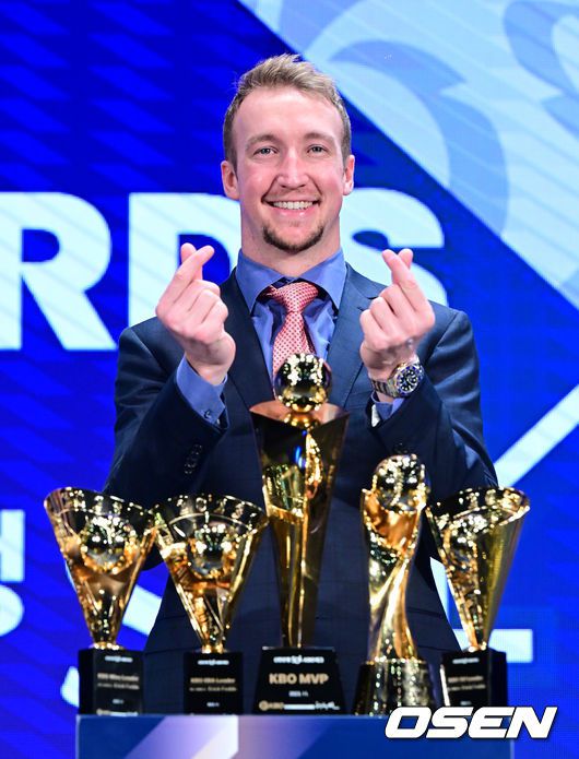 [OSEN=지형준 기자]MVP를 수상한 NC 페디가 트로피를 들고 포즈를 취하고 있다. 2023.11.27 /