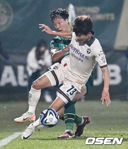 [OSEN=김포, 박준형 기자]전반 김포FC 조성권이 강원FC 윤일록의 공을 빼앗고 있다. 2023.12.06 / soul1014@osen.co.kr