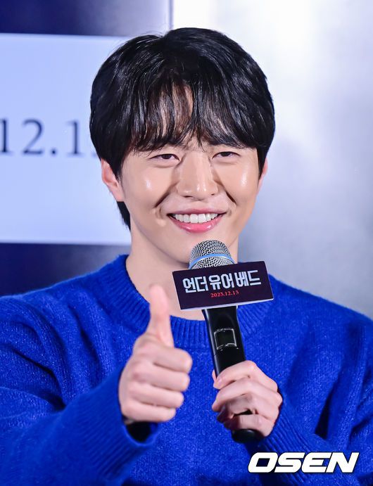 [OSEN=지형준 기자] 6일 오후 서울 CGV 용산아이파크몰에서 영화 '언더 유어 베드' 언론시사회가 열렸다.'언더 유어 베드’는 대학 시절 첫사랑을 우연히 만나 그 곁을 맴돌며 선을 넘어버린 한 남자의 하드보일드 멜로.배우 신수항이 간담회를 하고 있다. 2023.12.06 / jpnews.osen.co.kr