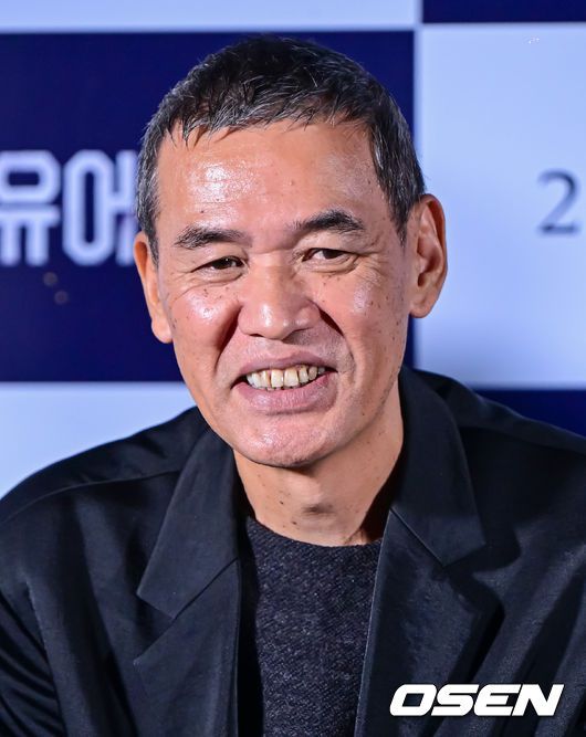 [OSEN=지형준 기자] 6일 오후 서울 CGV 용산아이파크몰에서 영화 '언더 유어 베드' 언론시사회가 열렸다.'언더 유어 베드’는 대학 시절 첫사랑을 우연히 만나 그 곁을 맴돌며 선을 넘어버린 한 남자의 하드보일드 멜로.사부 감독이 간담회를 하고 있다. 2023.12.06 / jpnews.osen.co.kr