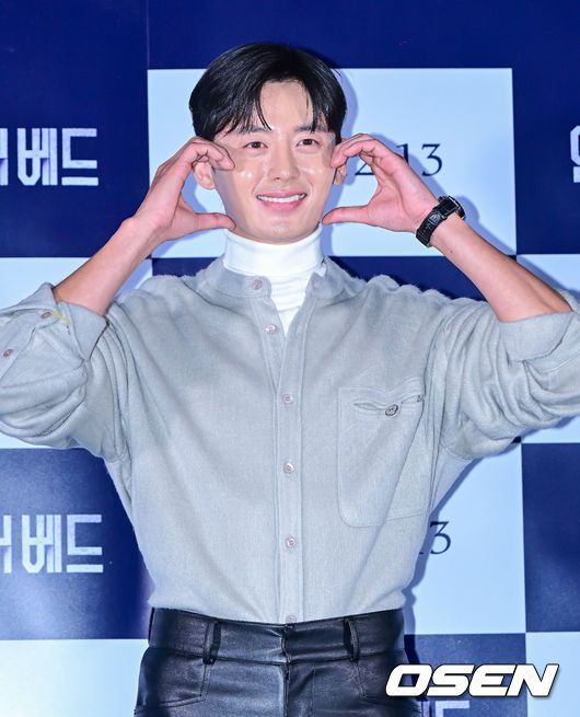 [OSEN=지형준 기자] 6일 오후 서울 CGV 용산아이파크몰에서 영화 '언더 유어 베드' 언론시사회가 열렸다.'언더 유어 베드’는 대학 시절 첫사랑을 우연히 만나 그 곁을 맴돌며 선을 넘어버린 한 남자의 하드보일드 멜로.배우 이지훈이 포토타임을 하고 있다. 2023.12.06 / jpnews.osen.co.kr