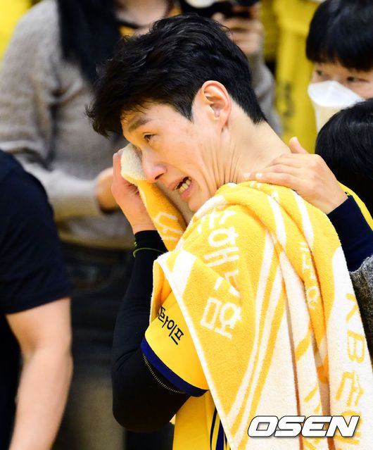 [OSEN=의정부, 조은정 기자]6일 오후 경기도 의정부시 의정부실내체육관에서  ‘도드람 2023-2024 V-리그’ 남자부 3라운드 KB손해보험과 OK금융그룹의 경기가 열렸다. 이날 KB손해보험은 OK금융그룹을 상대로 3-0(25-20, 25-23, 25-17) 셧아웃 승리를 가져가며 12연패를 끊어냈다.KB손해보험 김홍정이 승리 후 눈물을 흘리고 있다. 2023.12.06 /cej@osen.co.kr