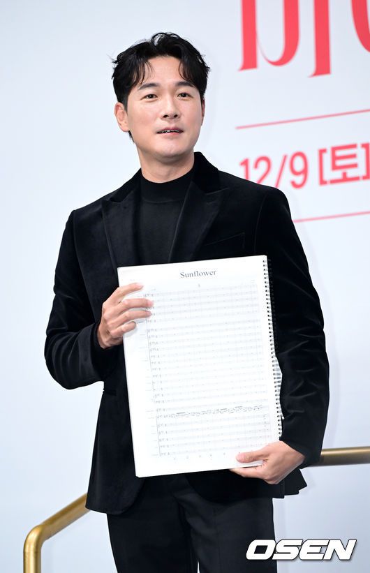 [OSEN=최규한 기자] 6일 오전 서울 신도림 라마다 호텔에서 tvN 드라마 '마에스트라' 제작발표회가 열렸다.'마에스트라'는 전 세계 단 5%뿐인 여성 지휘자 마에스트라 천재 혹은 전설이라 불리는 차세음(이영애 분)이 자신의 비밀을 감춘 채 오케스트라를 둘러싼 사건의 진실을 찾아가는 미스터리 드라마다.배우 김영재가 포토타임을 하고 있다. 2023.12.06 / dreamer@osen.co.kr