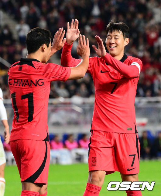 [OSEN=수원, 조은정 기자]17일 오후 수원월드컵경기장에서 위르겐 클린스만 감독이 지휘하는 대한민국 축구대표팀과 베트남의 평가전이 열렸다.전반 대한민국 황희찬이 2-0으로 앞서가는 골을 넣은 뒤 세리머니를 하고 있다. 2023.10.17 /cej@osen.co.kr