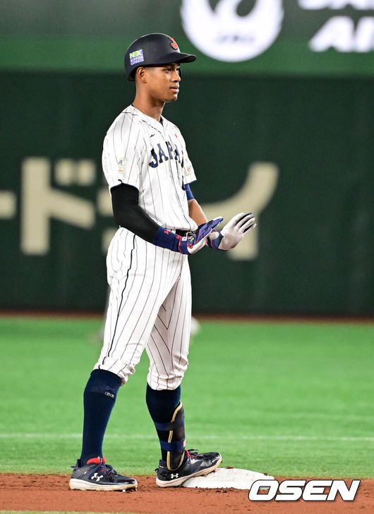 [OSEN=도쿄, 지형준 기자] 류중일 감독이 이끄는 한국야구대표팀이 19일 오후 일본 도쿄돔에서 2023 아시아프로야구챔피언십(APBC) 일본과 결승전을 가졌다.2회말 1사에서 일본 만나미가 2루타를 날리며 세리머니를 하고 있다. 2023.11.18 / jpnews.osen.co.kr