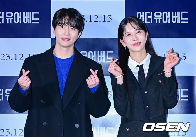 [OSEN=지형준 기자] 6일 오후 서울 CGV 용산아이파크몰에서 영화 '언더 유어 베드' 언론시사회가 열렸다.'언더 유어 베드’는 대학 시절 첫사랑을 우연히 만나 그 곁을 맴돌며 선을 넘어버린 한 남자의 하드보일드 멜로.배우 신수항, 이윤우가 포토타임을 하고 있다. 2023.12.06 / jpnews.osen.co.kr