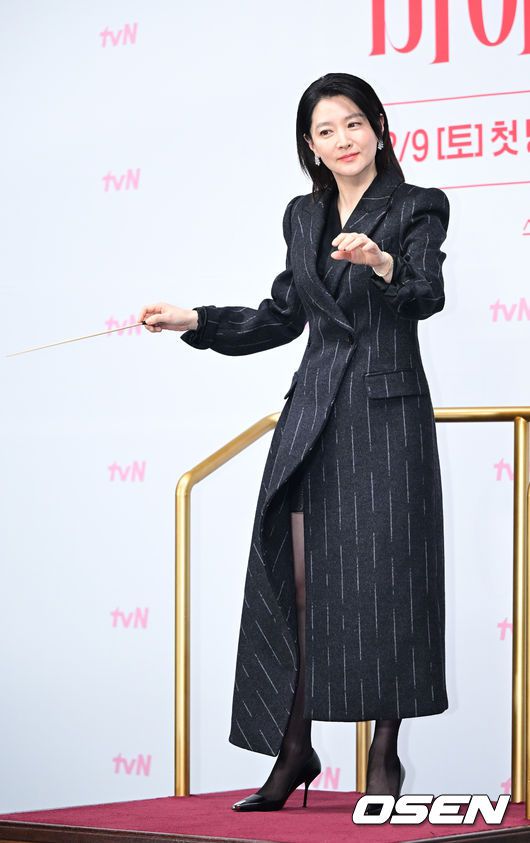 [OSEN=최규한 기자] 6일 오전 서울 신도림 라마다 호텔에서 tvN 드라마 '마에스트라' 제작발표회가 열렸다.'마에스트라'는 전 세계 단 5%뿐인 여성 지휘자 마에스트라 천재 혹은 전설이라 불리는 차세음(이영애 분)이 자신의 비밀을 감춘 채 오케스트라를 둘러싼 사건의 진실을 찾아가는 미스터리 드라마다.배우 이영애가 포토타임을 하고 있다. 2023.12.06 / dreamer@osen.co.kr