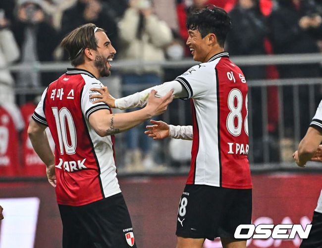[OSEN=부산, 이석우 기자] 6일 부산아시아드주경기장에서 K리그 승강 플레이오프(PO) 1차전 부산 아이파크와 수원FC의 경기가 열렸다.  수원FC 장재웅이 골을 성공시키고 김현과 기뻐하고 있다. 2023.12.06 / foto0307@osen.co.kr