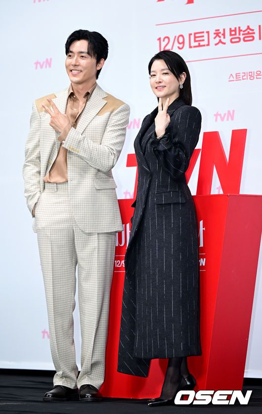 [OSEN=최규한 기자] 6일 오전 서울 신도림 라마다 호텔에서 tvN 드라마 '마에스트라' 제작발표회가 열렸다.'마에스트라'는 전 세계 단 5%뿐인 여성 지휘자 마에스트라 천재 혹은 전설이라 불리는 차세음(이영애 분)이 자신의 비밀을 감춘 채 오케스트라를 둘러싼 사건의 진실을 찾아가는 미스터리 드라마다.배우 이영애와 이무생이 포토타임을 하고 있다. 2023.12.06 / dreamer@osen.co.kr