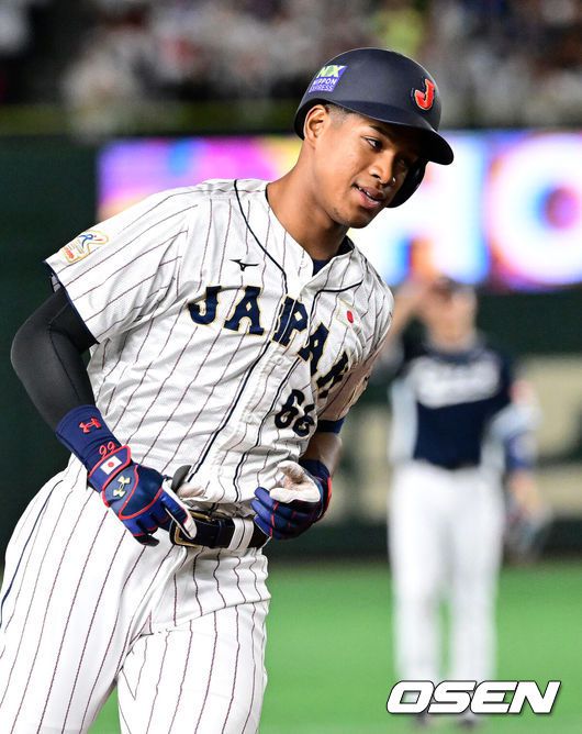 [OSEN=도쿄, 지형준 기자] 류중일 감독이 이끄는 2023 아시아 프로야구 챔피언십(APBC) 대표팀이 17일 오후 일본 도쿄돔에서 일본과 경기를 가졌다. 4회말 무사에서 일본 만나미가 이의리 상대로 중월 솔로 홈런을 치고 그라운드를 돌고 있다. 2023.11.17 / jpnews.osen.co.kr