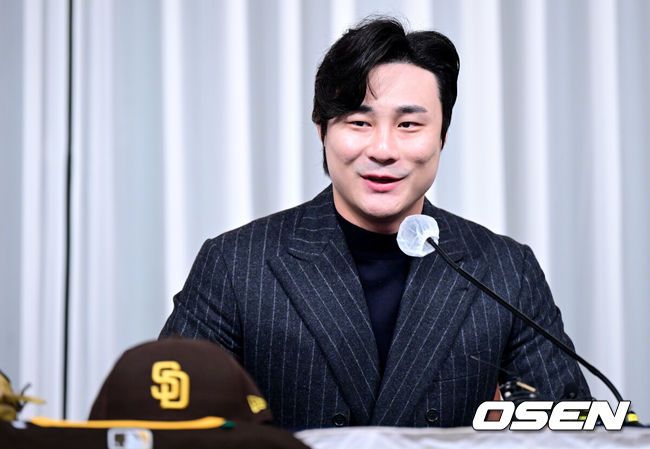 [OSEN=최규한 기자] 메이저리거 김하성(28·샌디에이고 파드리스)이 20일 서울 청담동 리베라 호텔에서 ‘메이저리그 골든글러브(유틸리티 부문) 수상’ 공식 기자회견을 가졌다.한국인 선수 최초로 메이저리그 골드글러브를 받은 김하성은 아시아 선수로 스즈키 이치로에 이어 두 번째 선수가 됐다. 이치로는 외야수로 2001~2010년 시애틀 매리너스 시절 10년 연속 골드글러브를 수상했다. 김하성은 아시아 내야수 첫 수상자로 역사에 이름을 남겼다.김하성이 취재진과 질의응답 시간을 갖고 있다. / dreamer@osen.co.kr