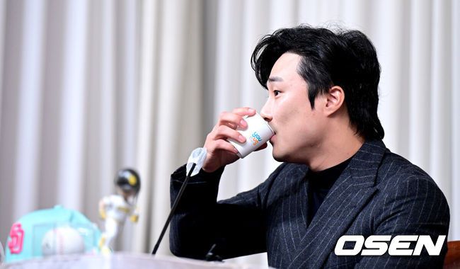 [OSEN=최규한 기자] 메이저리거 김하성(28·샌디에이고 파드리스)이 20일 서울 청담동 리베라 호텔에서 ‘메이저리그 골드글러브(유틸리티 부문) 수상’ 공식 기자회견을 가졌다.한국인 선수 최초로 메이저리그 골드글러브를 받은 김하성은 아시아 선수로 스즈키 이치로에 이어 두 번째 선수가 됐다. 이치로는 외야수로 2001~2010년 시애틀 매리너스 시절 10년 연속 골드글러브를 수상했다. 김하성은 아시아 내야수 첫 수상자로 역사에 이름을 남겼다.김하성이 취재진과 질의응답 시간을 갖고 있다. / dreamer@osen.co.kr