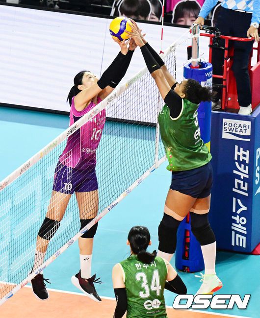 [OSEN=지형준 기자] 9일 오후 인천삼산월드체육관에서 도드람 2023-2024 V리그 여자부 흥국생명과 GS칼텍스의 경기가 열렸다.2세트 흥국생명 김연경과 GS칼텍스 실바가 네트 위에서 볼을 다투고 있다. 2023.12.09 / jpnews.osen.co.kr